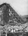 Zničenie mosta ustupujúcimi Nemcami - druhé pole zavesené na pilieri © archív