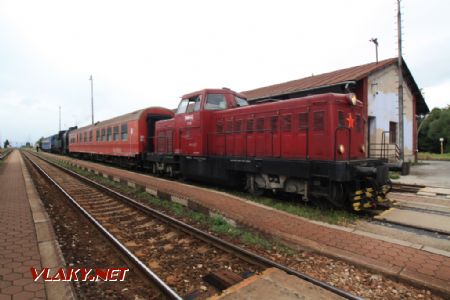 Historický súpravový vlak počas pobytu v žst. Diviaky; 27.8.2012 © Miroslav Sekela