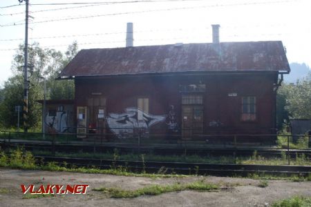 16.8.2010, ČADCA mesto: čelo budovy železničnej zastávky a zrušené železničné priecestie,© Ing. Ján PALUCH