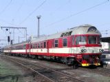05.04.2005 -  Pardubice hl.n.: 854.210-2 s dvěma vozy řady 053 přijíždí jako Sp 1881 Liberec - Pardubice © PhDr. Zbyněk Zlinský