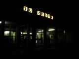 Bližší pohľad na budovu žel. stanice v tme. Cca. O 6:02 príde vlak smer Čadca. 23.11.2007, © Bc. Ján Paluch