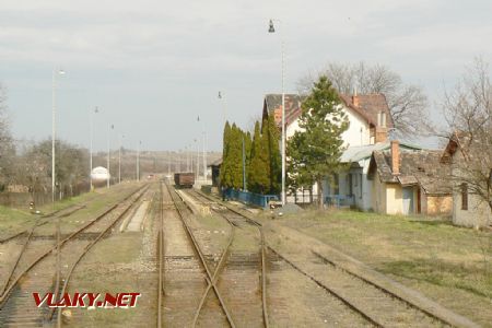 Koľajisko stanice, pohľad smerom do Zlatých Moraviec. 10. 3. 2007. © Jozef Gulík