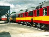 11.07.1989 - Břeclav: vozy 852.004-1 a 860.001-7 na výstavě vozidel při oslavách 150 let železnice u nás (sken) © Milan Vojtek