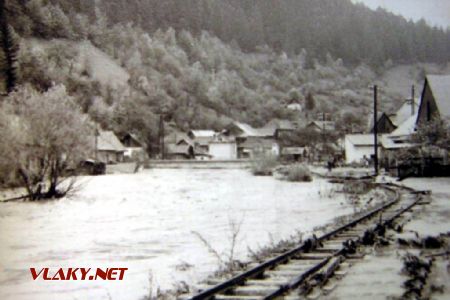 Zaplavený prítok Osrblianky, miesto kde aj dnes mašinka naberá vodu Hronec 1974. Archív. © Juraj Šnek