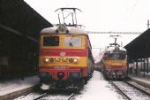 Jednotka 560.003/4 ještě s polopantografy jako MOs 4930 a 242.268 jako Os 4609 v Brně dne 14.12.1995 © Milan Vojtek