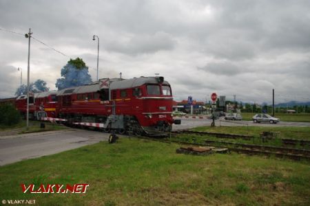 Košťany nad Turcom, priecestím v km 301.357 prechádza nákladný vlak vedený T679.1578 ČD a T679.1168, 30.5. 2009, © Michal Cagáň