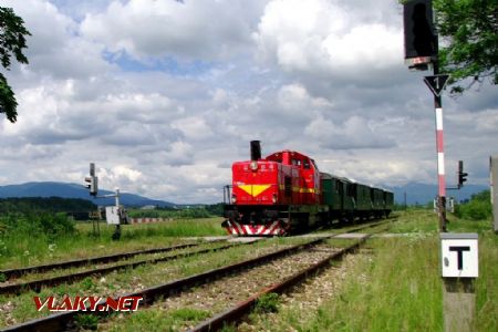 Bodovice, priecestím prechádza mimoriadny osobný vlak vedený T 466.0253, 30.5. 2009, © Michal Cagáň