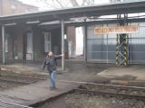 03.04.2010 - Olomouc hl.n.: Radek sice také zákazem pohrdá, ale zato upozorňuje na zajímavý vlak © PhDr. Zbyněk Zlinský