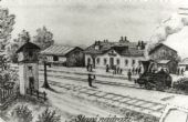 Vyobrazenie starej stanice Choceň s rušňom s usporiadaním 2´A, tu nesprávne nakreslený ako rušeň 1´A, ktorý na trati nikdy nechodil. (Zdroj: www.chocen-litomysl.cz).