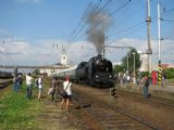 11.09.2010 - Hradec Králové hl.n.: 464.008 v čele zvláštního vlaku do Pardubic a její obdivovatelé © PhDr. Zbyněk Zlinský