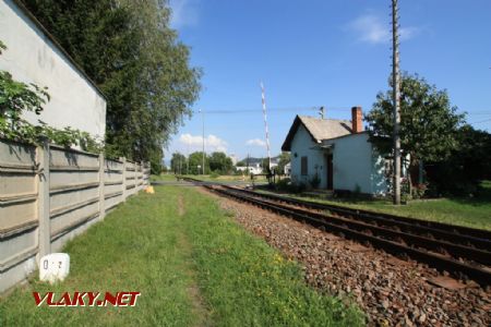 Pohľad na priecestie z km 0,200 trate Nové Zámky - Prievidza; 4.8.2012 © Miroslav Sekela
