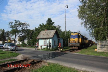 Nákladný vlak dopravcu AWT prechádza cez priecestie; 4.8.2012 © Miroslav Sekela