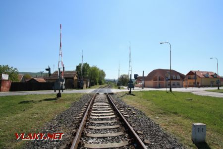 Úsek trate Jablonica - Brezová pod Bradlom v km 1,200; 7.5.2011 ©  Miroslav Sekela