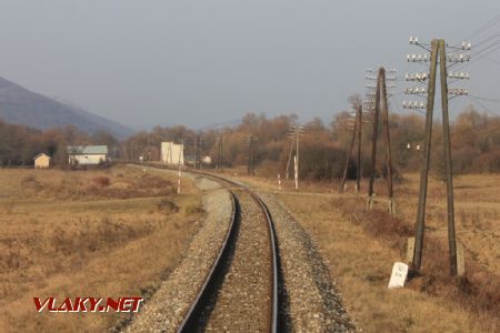 Priecestie a trať smer Medzilaborce. V pozadí zastávka Volica.; 17.11.2011 © Marek Gróf
