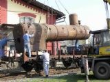 16.04.2005 - výtopna Jaroměř: vyvázaný kotel stroje 411.019 ''''Conrad Vorlauf'''' je ukládán na vagón © SŽVJ