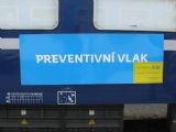 24.04.2012 - Hradec Králové hl.n.: plakát na konferenčním voze s dodatečně nalepenou reklamou SŽDC © PhDr. Zbyněk Zlinský