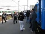 24.04.2012 - Hradec Králové hl.n.: davy cestujících proudí kolem Preventivního vlaku vcelku bez zájmu © PhDr. Zbyněk Zlinský