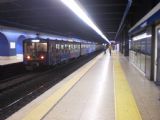 Řím: posprejovaná starší souprava metra typu MA200 opouští stanici EUR Fermi	6.3.2012	 © Jan Přikryl