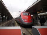 Řím: vysokorychlostní jednotka řady ETR 500 stojí s vlakem kategorie Frecciarossa u nástupiště nádraží Termini	6.3.2012	 © Jan Přikryl