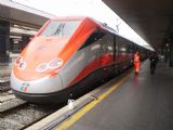 Řím: jednotka ETR 500 na vlaku Frecciarossa ze Salerna do Milana stojí u nástupiště nádraží Termini	6.3.2012	 © Jan Přikryl