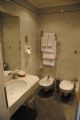 Florencie: záchod s koupelnou v Grand hotelu Adriatico	. 6.3.2012	 © Lukáš Uhlíř