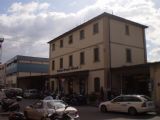 Florencie: výpravní budova nádraží Rifredi od ulice	. 6.3.2012	 © Jan Přikryl