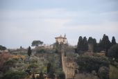 Florencie: historické hradby a velkolepé vily severně od vyhlídky na Piazza Michelangelo	. 6.3.2012	 © Lukáš Uhlíř
