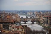 Florencie: detailní záběr na středověký most Ponte Vecchio z vyhlídky na Piazza Michelangelo	. 6.3.2012	 © Lukáš Uhlíř