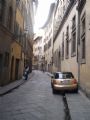 Florencie: typická úzká ulice s nezvykle vysokými středověkými domy- Via di San Nicoló	. 6.3.2012	 © Jan Přikryl