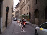 Florencie: i úzkými uličkami centra města projíždějí minibusové linie MHD, autobus na lince D projíždí Via di San Nicoló	. 6.3.2012	 © Jan Přikryl