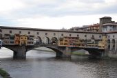 Florencie: celkový pohled na historický most Ponte Vecchio	. 6.3.2012	 © Lukáš Uhlíř