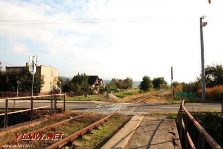 Priecestie leží bezprostredne pri zastávke Nedožery. Pohľad smerom k Prievidzi.; 13.10.2012 © Miroslav Sekela