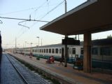 30.07.2012 - Albenga: IC 675 do stanice Ventimiglia čaká na protiidúce ''ícečko'' idúce do Milána © Martin Kóňa