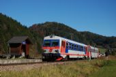 22.10.2010 - Amt Mitterbach: osobní vlak s dvojící motorových vozů 5047 opouští zastávku © Josef Vendolský