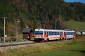 22.10.2010 - Dvojice vozů 5047 s osobním vlakem do Markt St. Aegyd projíždí zastávku Amt Mitterbach. © Josef Vendolský