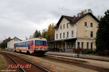 24.10.2010 - Stanička Zwettl s osobním vlakem do Schwarzenau © Josef Vendolský
