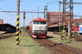 16.08.2013 - Pardubice hl.n.: T 478.1010 zajíždí na odstavnou kolej, vpravo 742.196-9 na nehodovém vlaku © PhDr. Zbyněk Zlinský