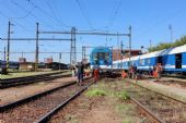 16.08.2013 - Pardubice hl.n.: nakolejování 843.025-8, vpravo nehodový vlak se 742.196-9 © PhDr. Zbyněk Zlinský