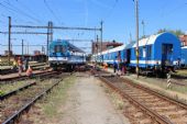 16.08.2013 - Pardubice hl.n.: nakolejování 843.025-8, vpravo nehodový vlak se 742.196-9 © PhDr. Zbyněk Zlinský