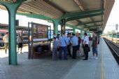 16.08.2013 - Pardubice hl.n.: osádka a cestující zvláštního vlaku čekají na jeho přistavení © PhDr. Zbyněk Zlinský