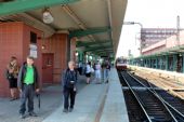 16.08.2013 - Pardubice hl.n.: čekání na zvláštní vlak, v pozadí 854.215-1 © PhDr. Zbyněk Zlinský
