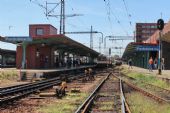 16.08.2013 - Pardubice hl.n.: T 478.1010 nastoupila do čela zvláštního vlaku, vlevo 854.215-1 © PhDr. Zbyněk Zlinský
