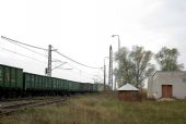 29.10.2013 - Trebišov ŠRT - Vlečka Vagónky: Ťažký vlak do Hanisky prechádza okolo © Ondrej Krajňák