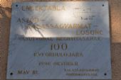 Balassagyarmat, pamětní tabule k 100. výročí trati Aszód – Balassagyarmat – Losonc (dnešní Lučenec) z roku 1996 © Pavel Stejskal