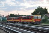 Hajdúböszörmény, vlak Tiszalök – Debrecen v čele s motorem Bzmot 317 dne 17. 7. 2013 © Pavel Stejskal