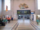 Interiér odbavovací haly nádraží Kortrijk s odjezdovou tabulí	9.10.2013	. © 	Jan Přikryl