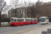 15.12.2015 - Vídeň: tramvaj E2 s přívěsem před parlamentem © Dominik Havel