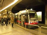 15.12.2015 - Vídeň: podzemní část smyčky Schottentor s tramvají ULF © Dominik Havel