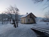 Strážny domček na zhlaví smer Turzovka, pohľad od zadu; 17.01.2016 © Michal Čellár