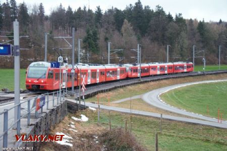 2.3.2016 - Zurich: spřažené jednotky Be510 při příjezdu do stanice Ringlikon s dobře viditelným levostranným provozem © Lukáš Uhlíř